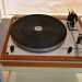 Michele ci mostra alcuni reperti di quellepoca che conserva come veri e propri cimeli allinterno del negozio. Ecco quindi un elegante giradischi Thorens Td 165 anni 70 incastonato in un mobile di legno...
